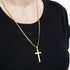 Vergoldete Kreuzkette für Herren – 18K Gold, Figarogliederung, getrgen, realistische Aussicht
